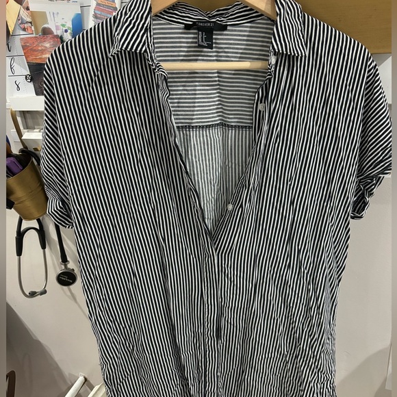 Set of two Forever 2 blouses size small EUC - Picture 2 of 4